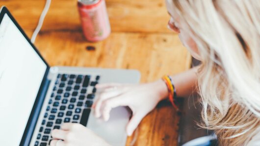Eine Frau arbeitet an einem Laptop