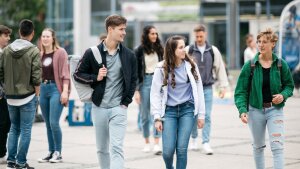 Studierende laufen auf dem Campus