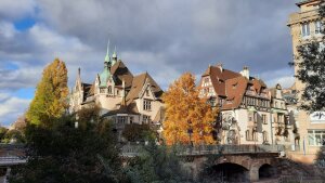 Blick auf das unter Denkmalschutz stehende Gebäude des Lycée International des Pontonniers, Strasbourg