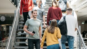 Studierende laufen die Treppe