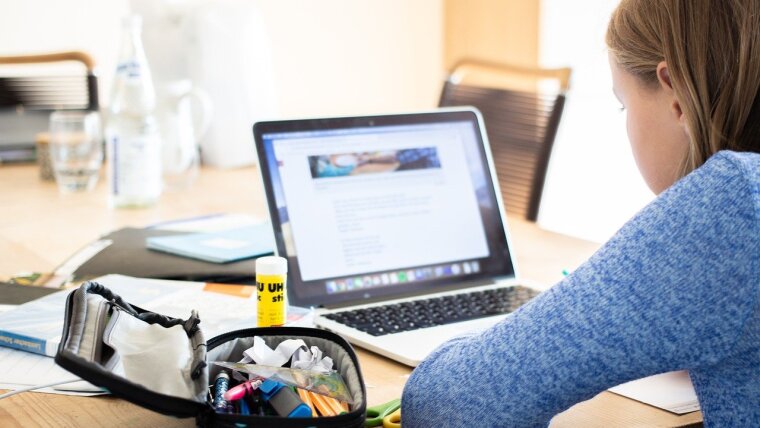 Schülerin vor Computer