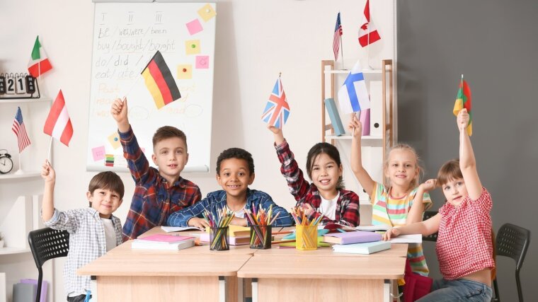 Kinder halten Länderfahnen hoch