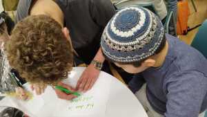 Schüler der Baivrit Schule in Jerusalem beim Schreiben