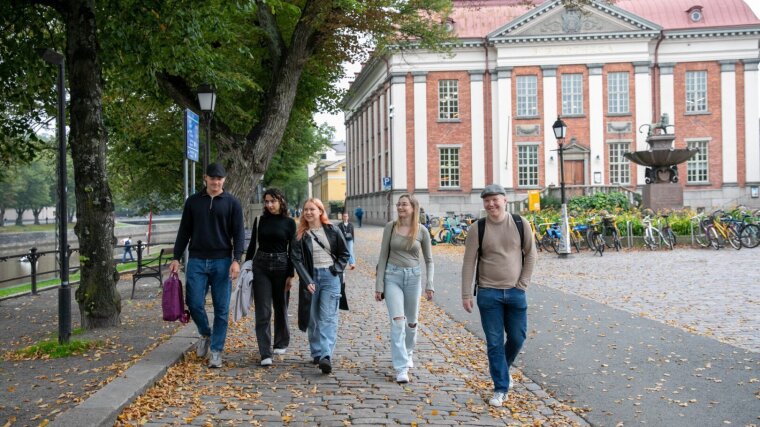 Studierende laufen durch Turku