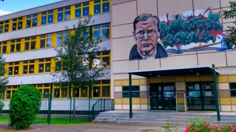 Schulgebäude mit Bild von Dietrich Bonhoeffer