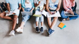 Personen sitzend mit Laptop