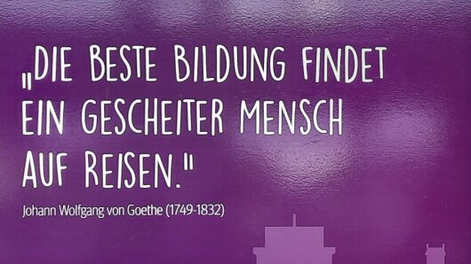 Bild mit Goethe-Zitat "Die beste Bildung findet ein gescheiter Mensch auf Reisen" am Bahnhof Weimar