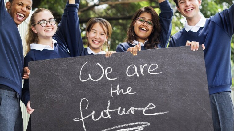 Schülerinnen und Schüler mit Schild "We are the future"