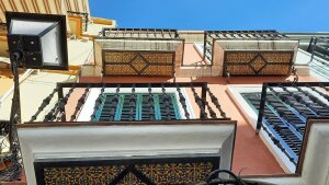 Bunte Fliesen an bunten Häusern in Sevilla