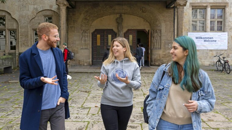 Studierende vor dem Universitätshautgebäude
