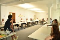 Blick auf die Gruppe im Arbeitsraum